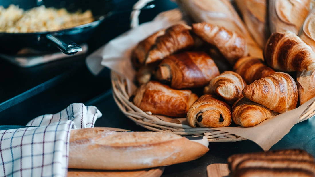 Of course, croissants, chocolate latines and fresh baguettes should not be missing