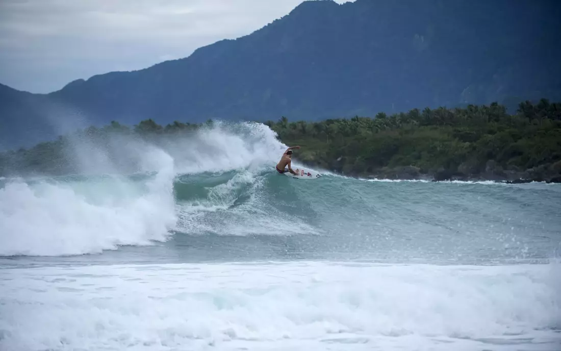 Leon Glatzer surft Indo