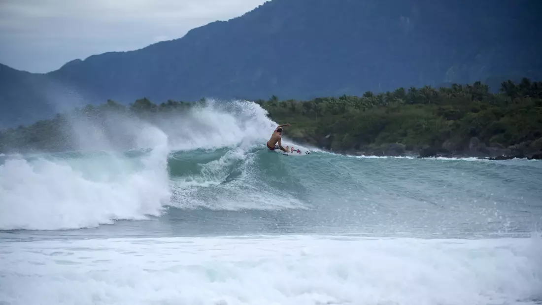 Leon Glatzer surft Indo