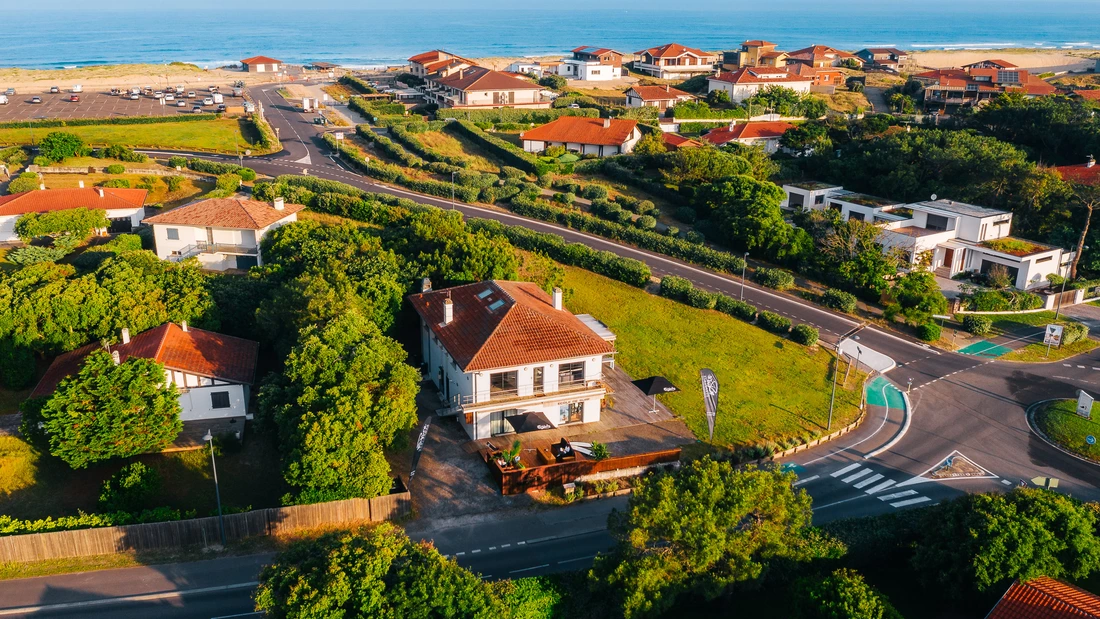 Surfcamp Seignosse von oben mit Meer im Hintergrund