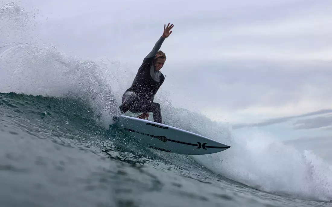 Finn Springborn beim Surfen