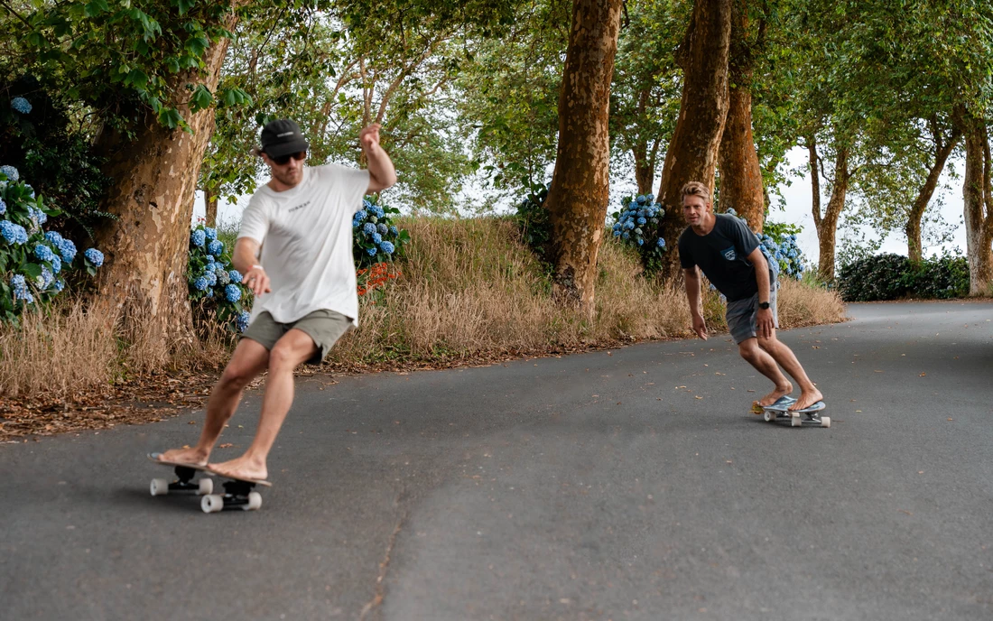 If you want to improve your surfing skills, why not try out a surf skate? You can rent the cruisers and surf skates at the lodge at any time free of charge. We also offer surf skate lessons. Leo drives you to good spots on the island to learn to skate or to improve your skills.