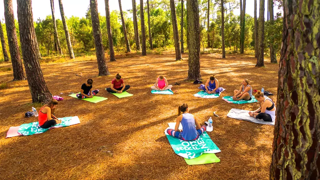 Yoga im Pinienwald des Surfcamps