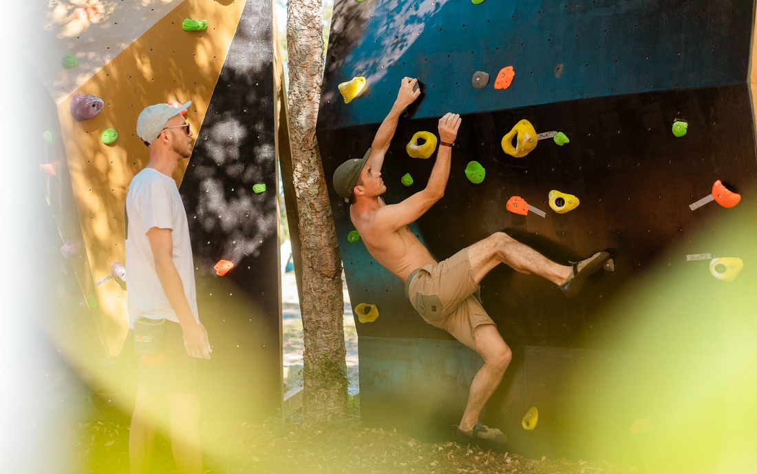 Mann an Boulder Wall im Surfcamp Moliets