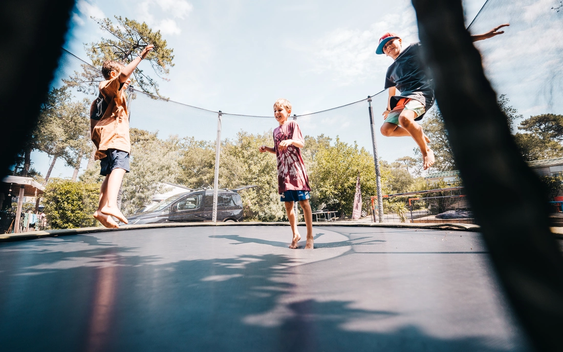 Frankreich Familienurlaub Surfen mit Kindern Spielplatz Trampolin