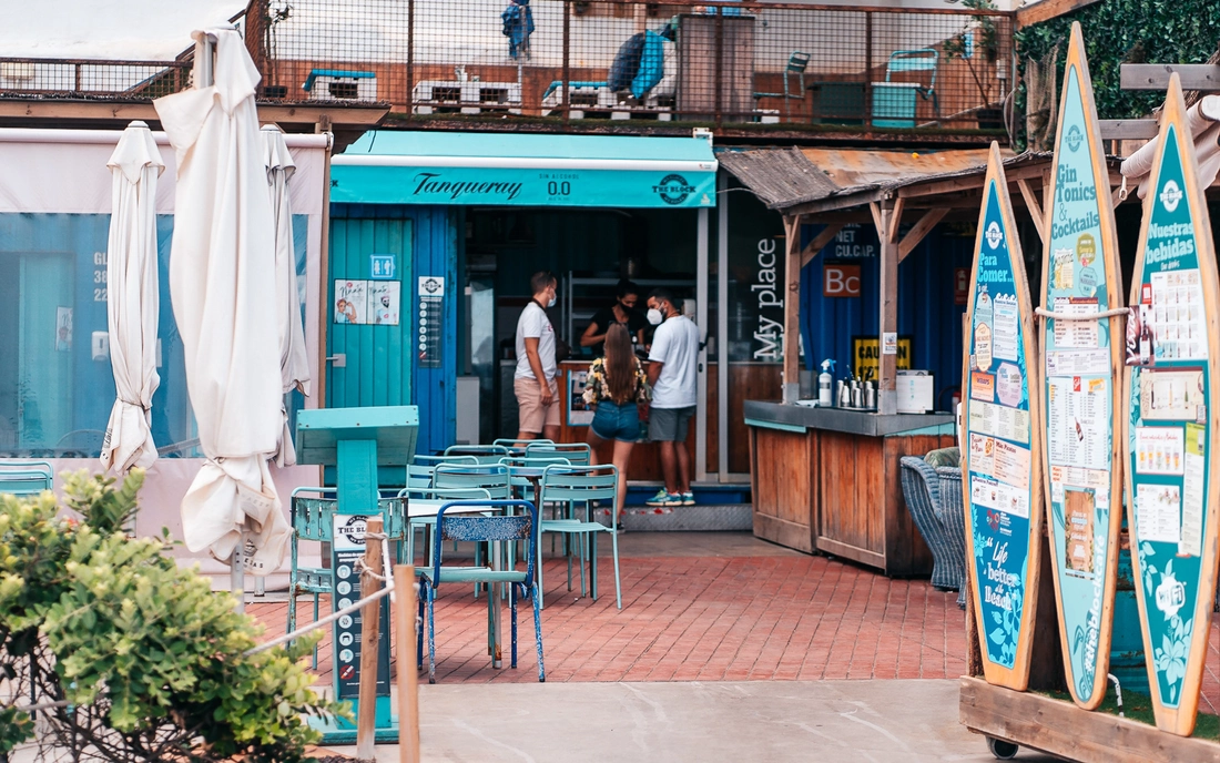 Cafés and bars on the promenade