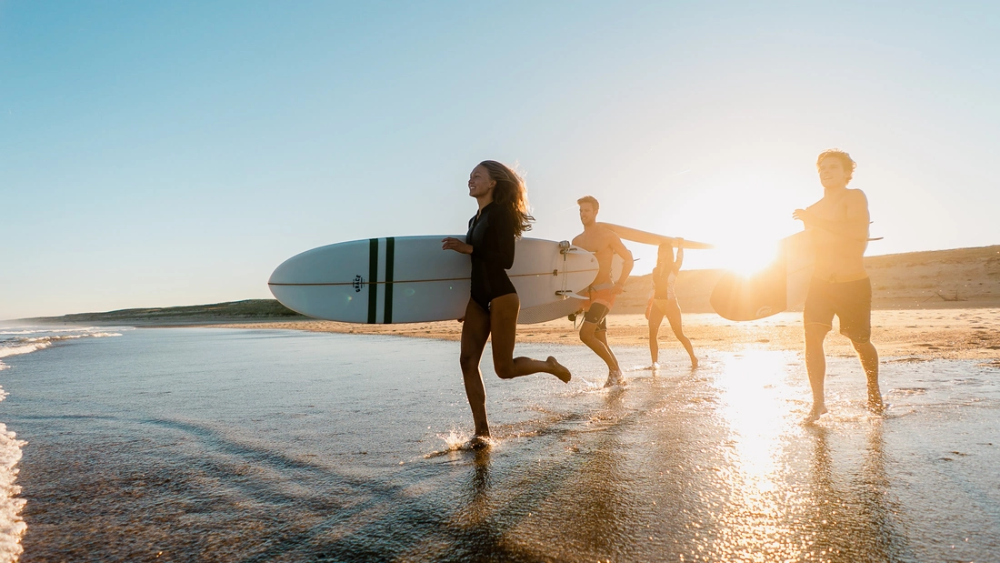 Gemeinsam Surfen lernen im Pure Surfcamp Moliets