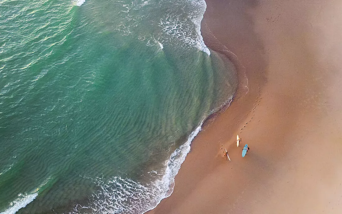 Surfschule am Strand in Frankreich von oben