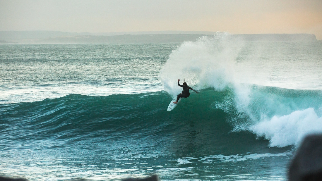 Tobi Schröder surfing in Portugal