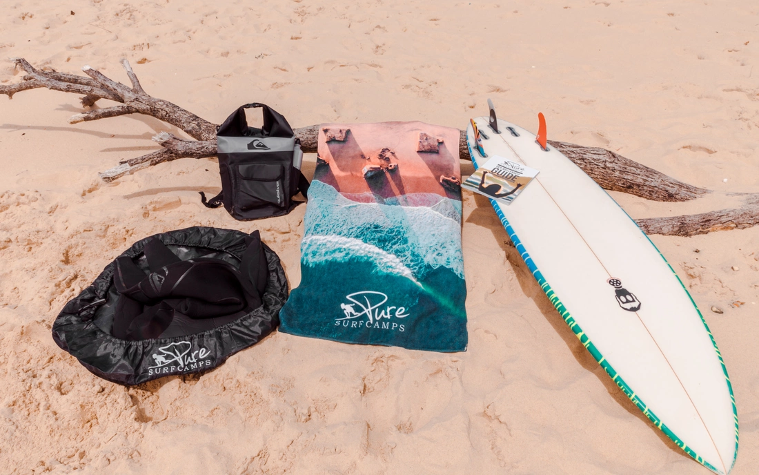 Changing Mat, Handtuch und Dryback gehören zu den Standard Beach Essentials eines jeden Surfers