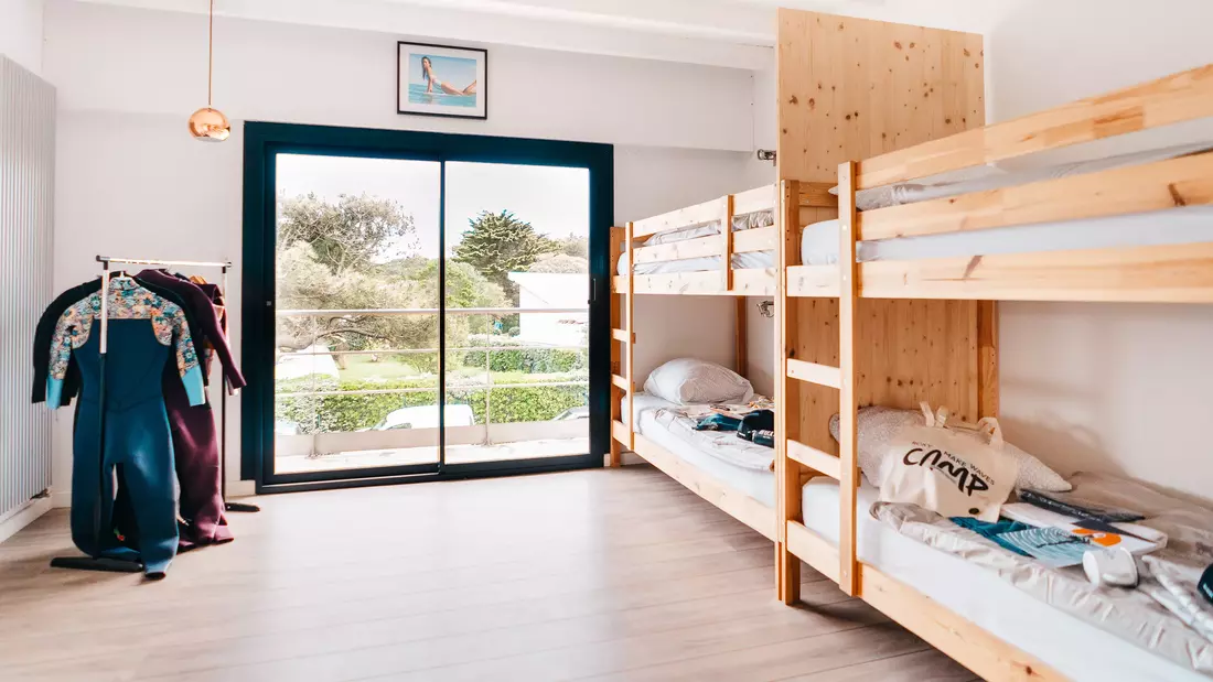 Mehrbettzimmer im Surfcamp Seignosse mit Stockbetten