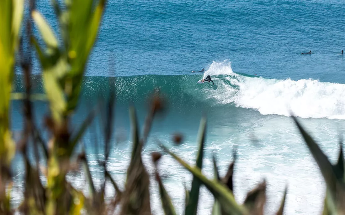 Surfer beim Surfen in Portugal während Surfmanöver