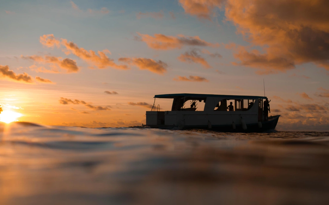 Sunset Surf auf den Malediven