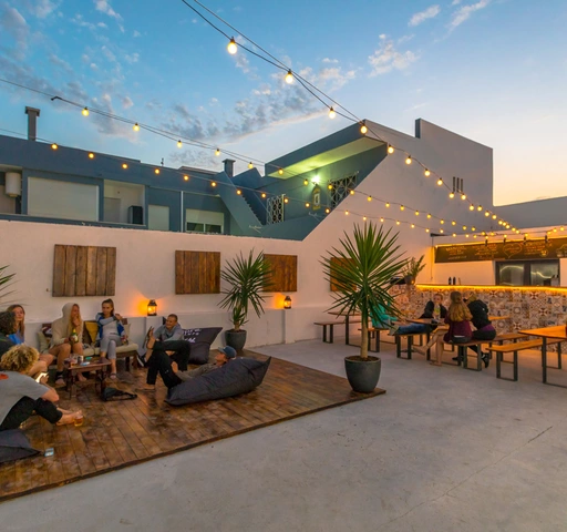 Gemeinschaftsbereich der Eco Surflodge Caparica