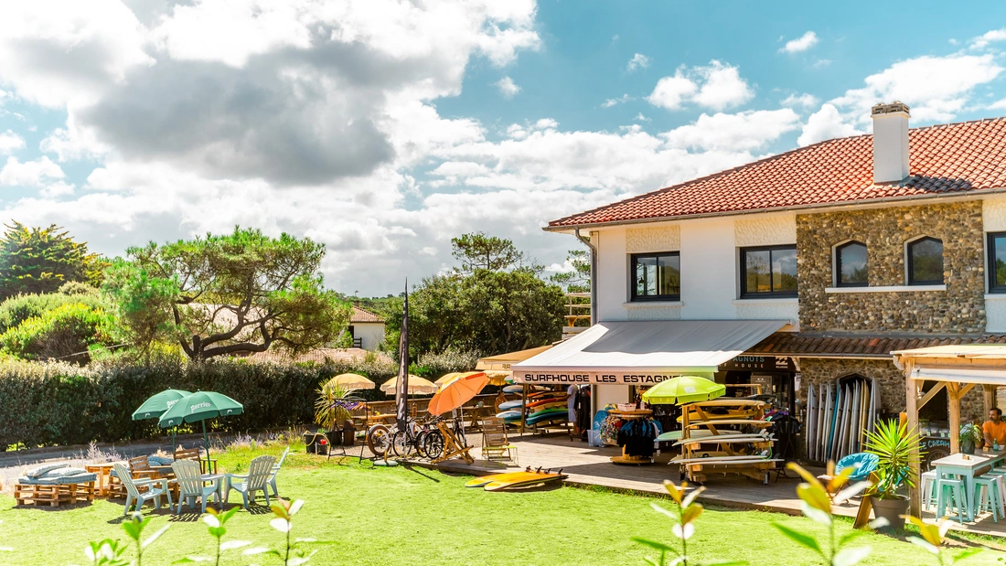 Das Surfhouse Estagnots mit riesigem Garten zum relaxen und BBQ Partys
