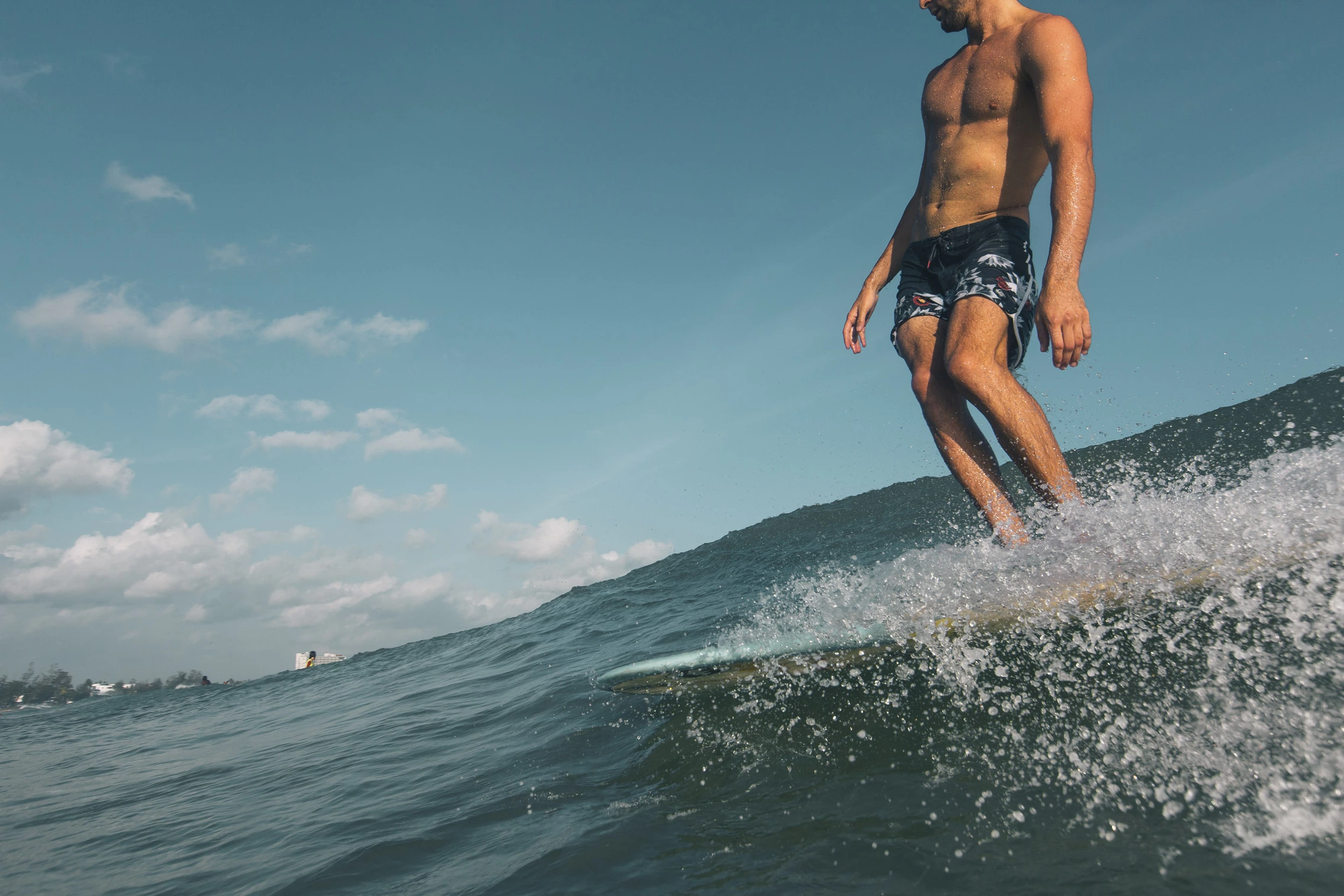 Surfer auf Longboard beim Surfen