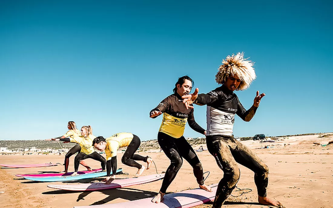 Surfschule beim Surfunterricht am Strand