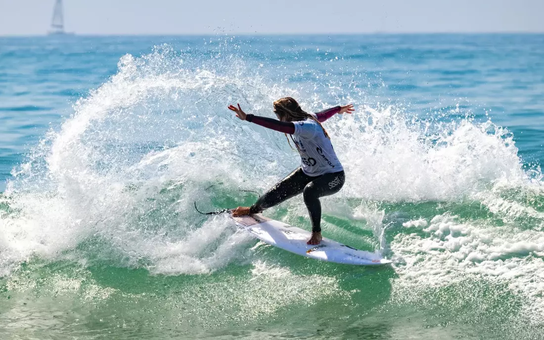 Camilla Kemp beim Surfen