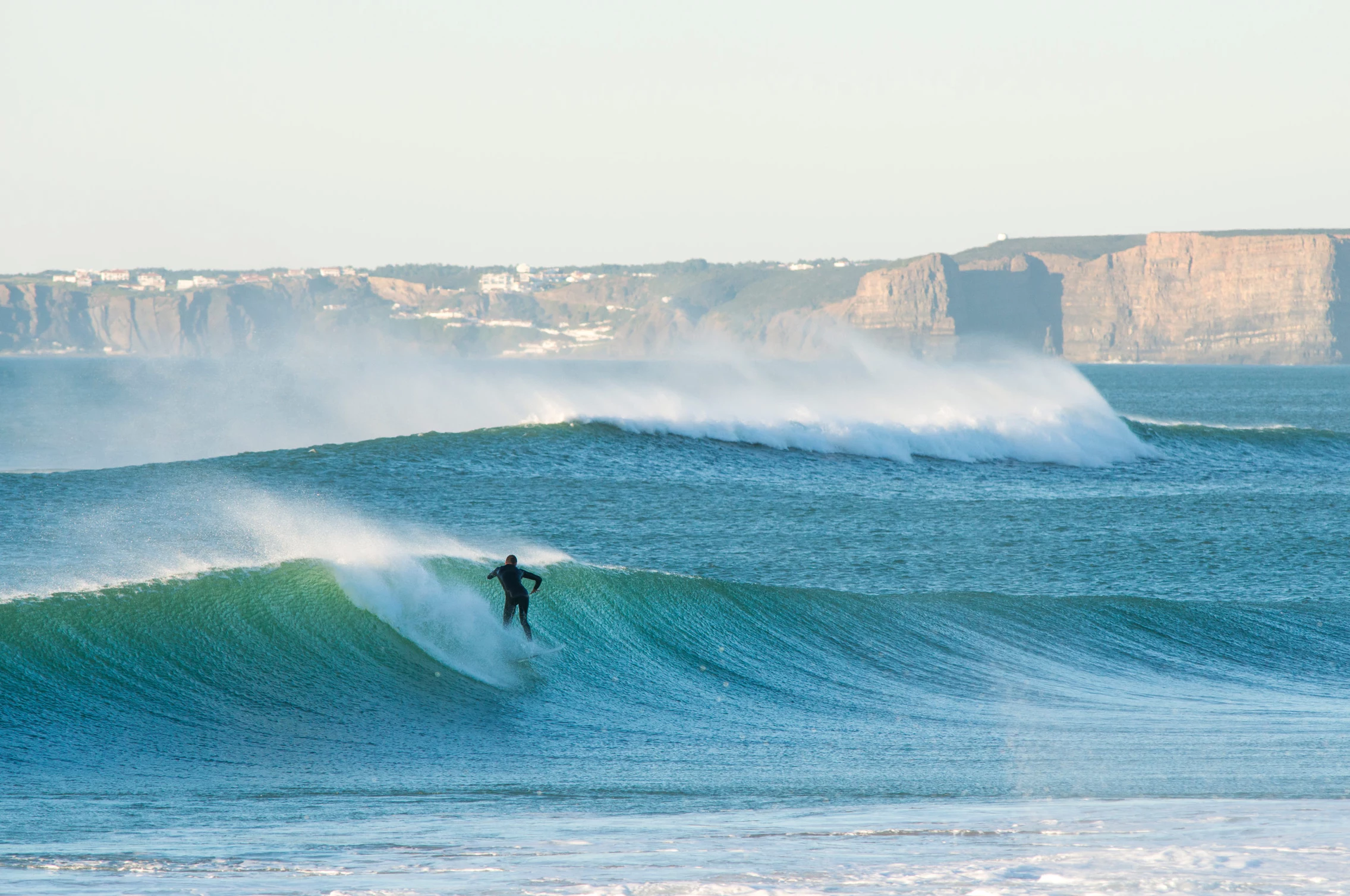 Surfer surft brechende Welle in Portugal