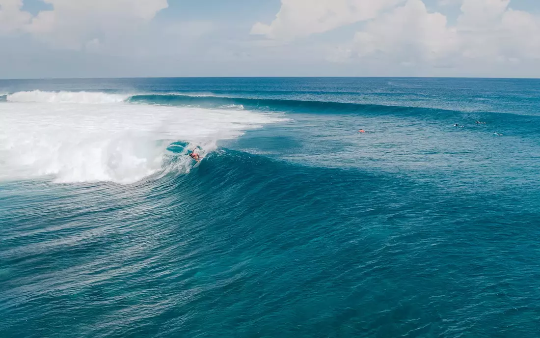 Ein wahres Surferparadies Surfer beim surfen auf den Malediven