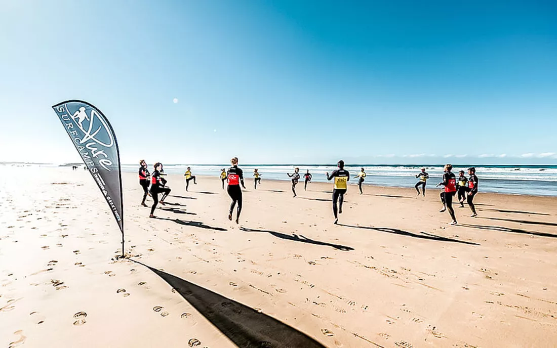 Surfkurs beim Warm Up am Strand