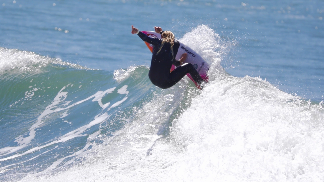 [Translate to English:] Janina Zeitler surfs Coista Rica