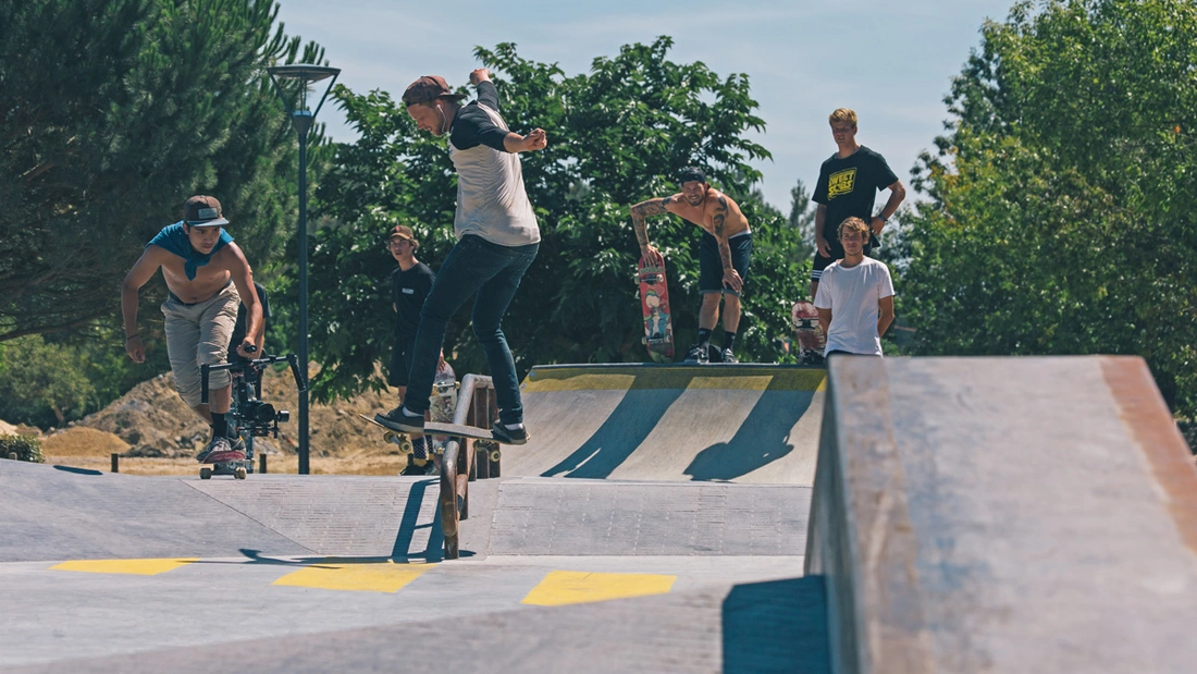 Auf dem Skateboard austoben oder den Skatern zusehen