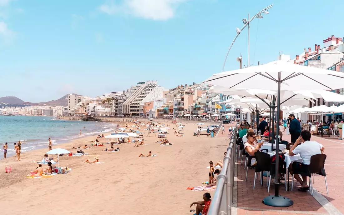 The surf camp Gran Canaria is located directly on the beautiful beach promenade of Las Palmas