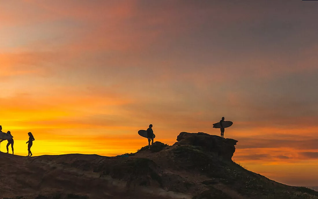 Surfschule bei Sonnenuntergang in Portugal