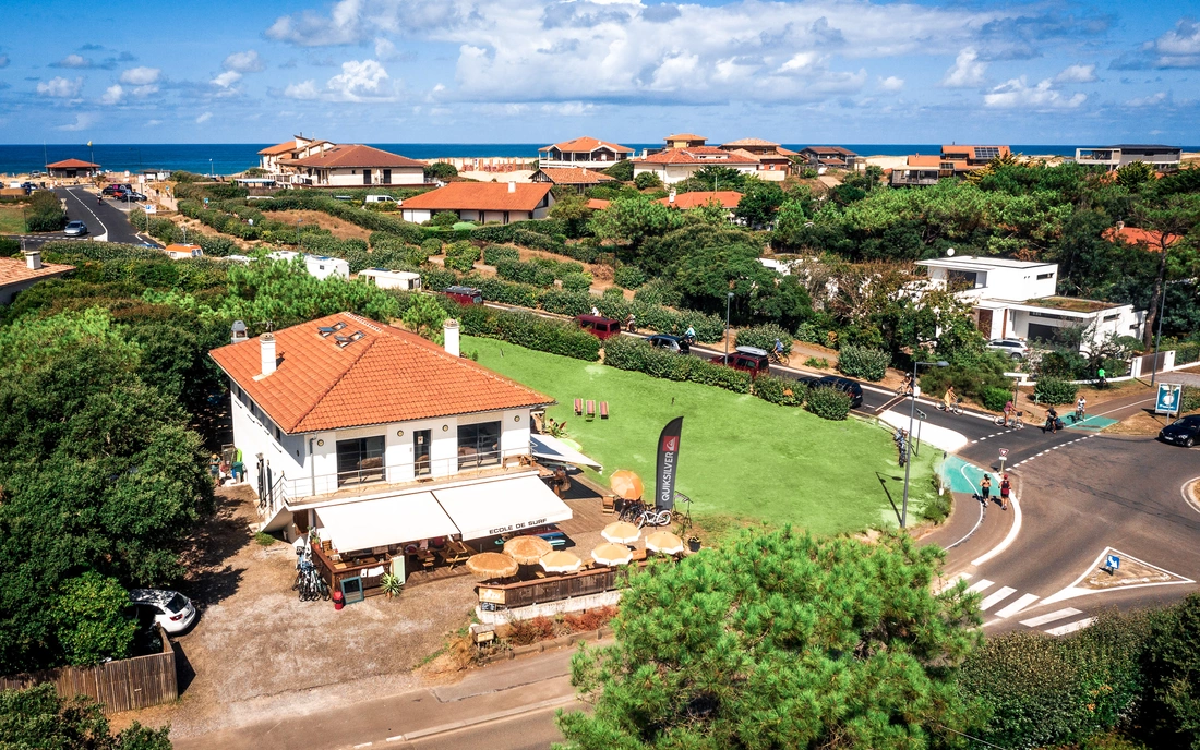 Schönes Surfcamp in Hostel-Stil direkt am Strand