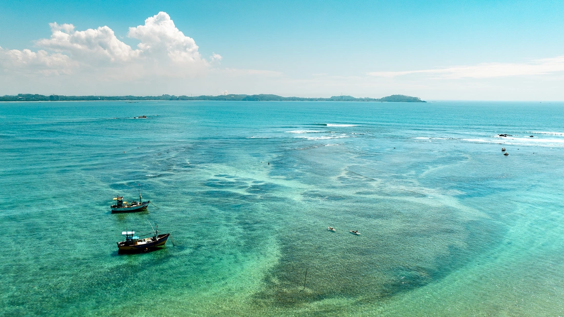 Fischerboote im blauen Meer von Sri Lanka