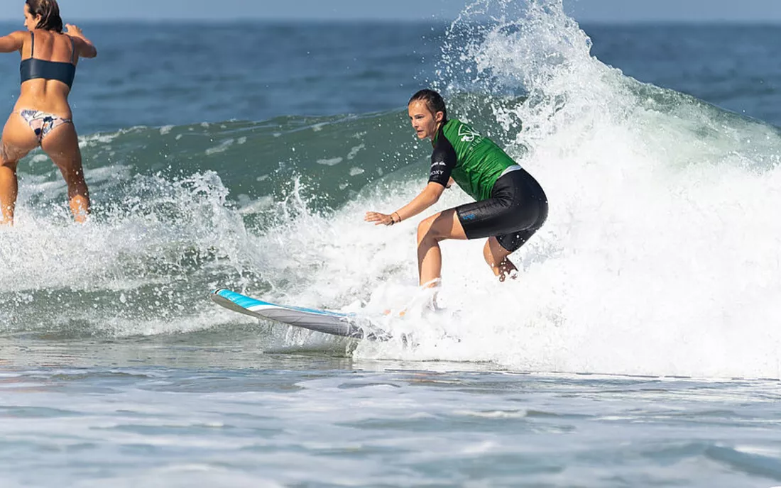 Surferin beim Surfen Lernen im Weisswasser