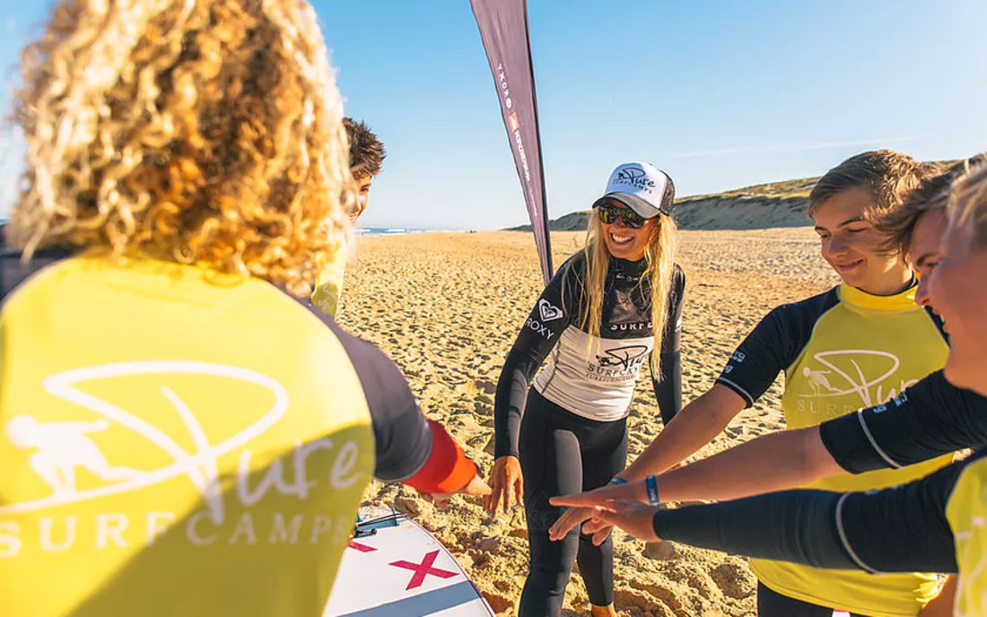 Surfschule beim Surfunterricht am Strand