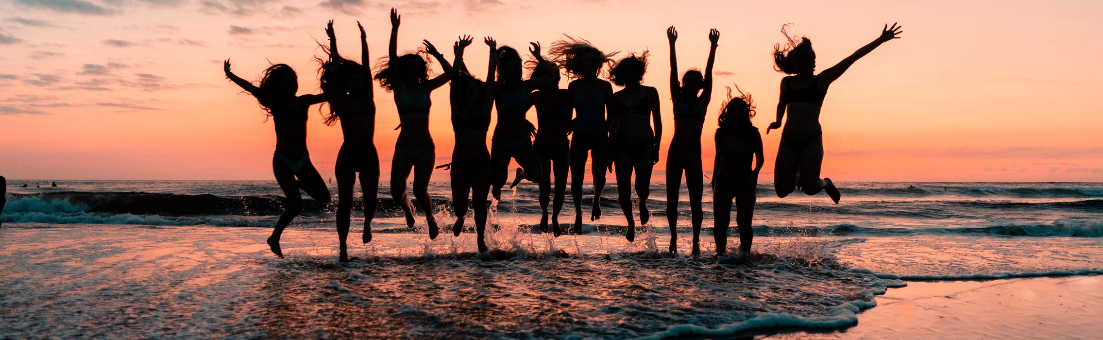 Mädchen beim Sonnenuntergang am Strand