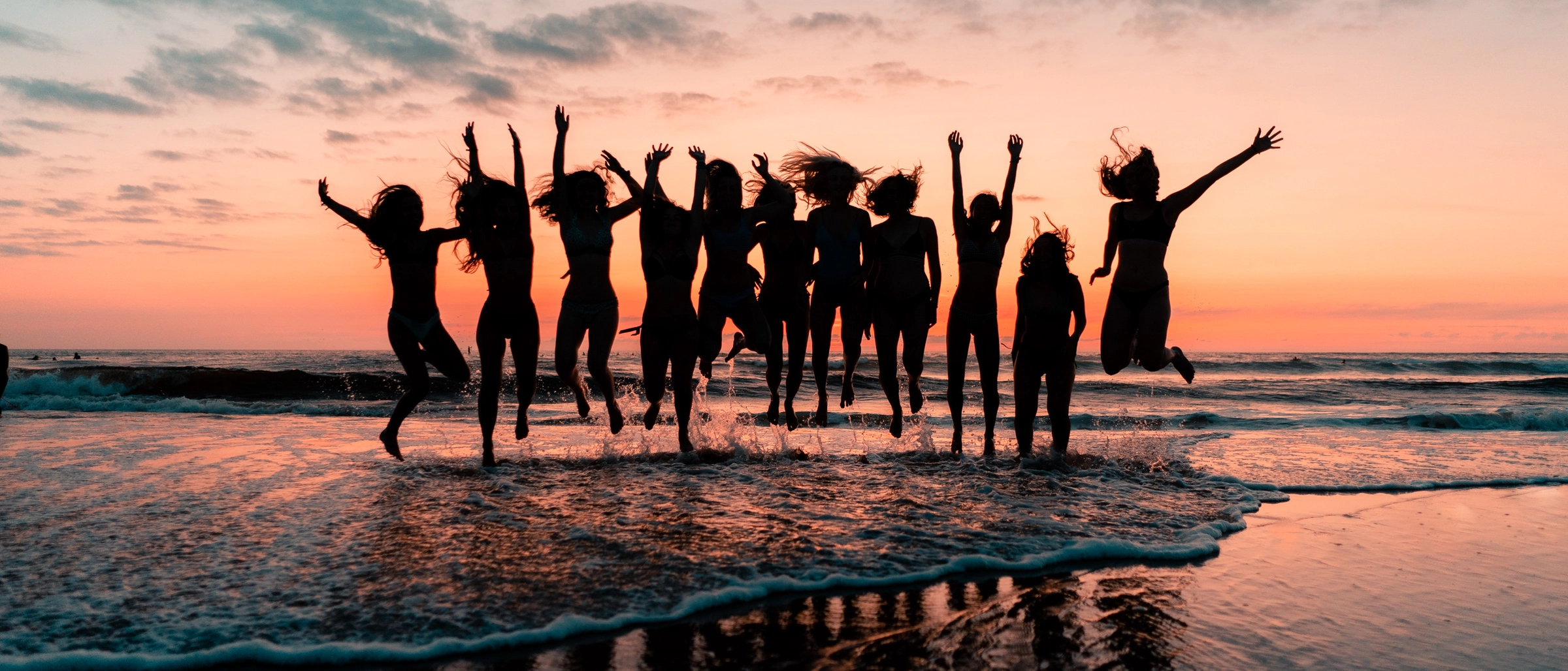 Mädchen beim Sonnenuntergang am Strand