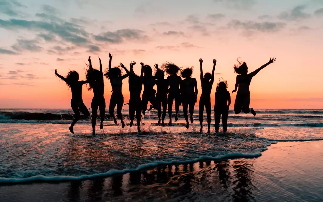 Mädchen beim Sonnenuntergang am Strand