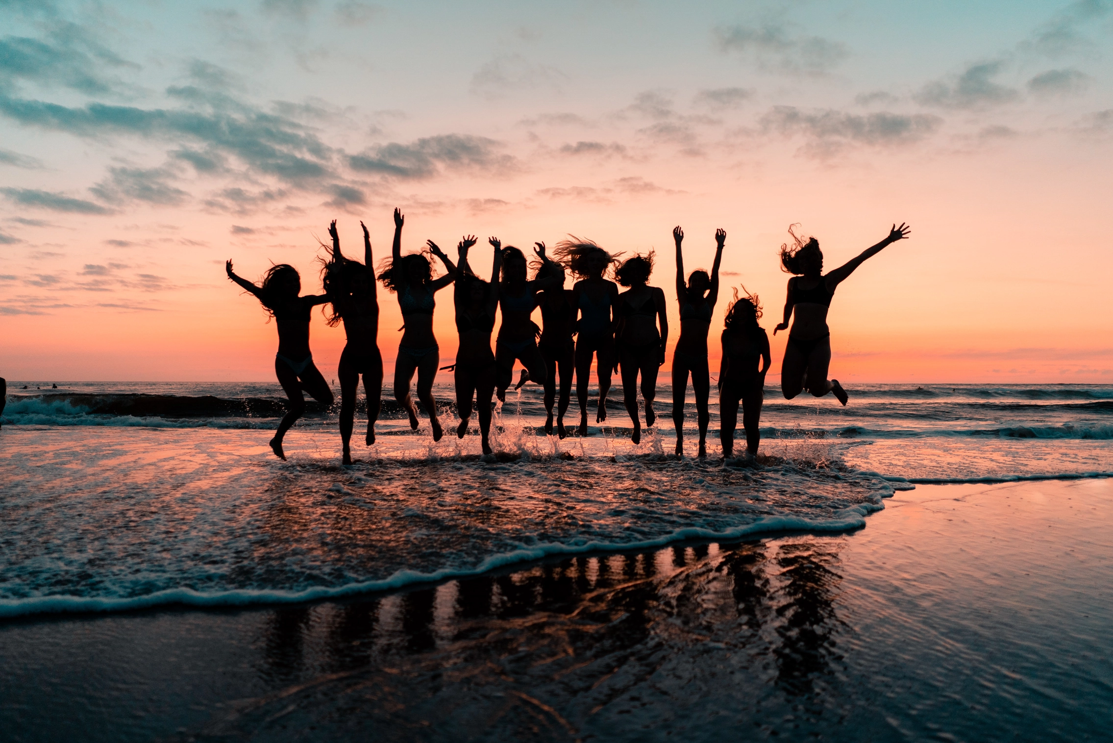 Mädchen beim Sonnenuntergang am Strand