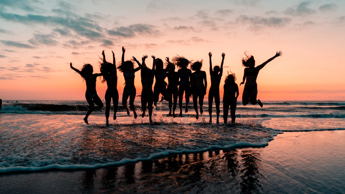 Mädchen beim Sonnenuntergang am Strand