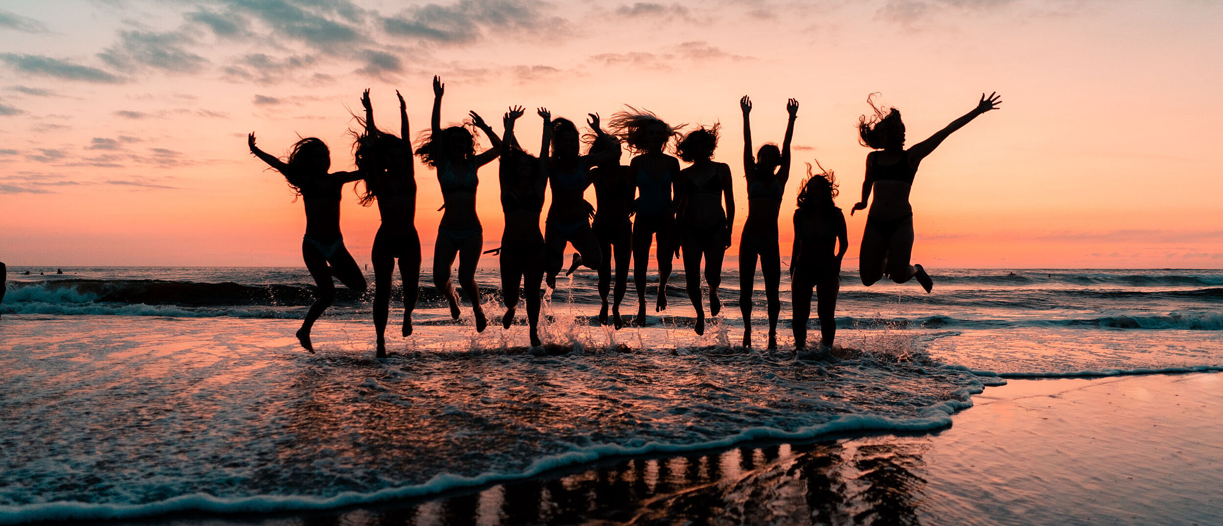 Mädchen beim Sonnenuntergang am Strand