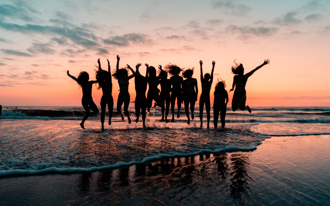 Mädchen beim Sonnenuntergang am Strand