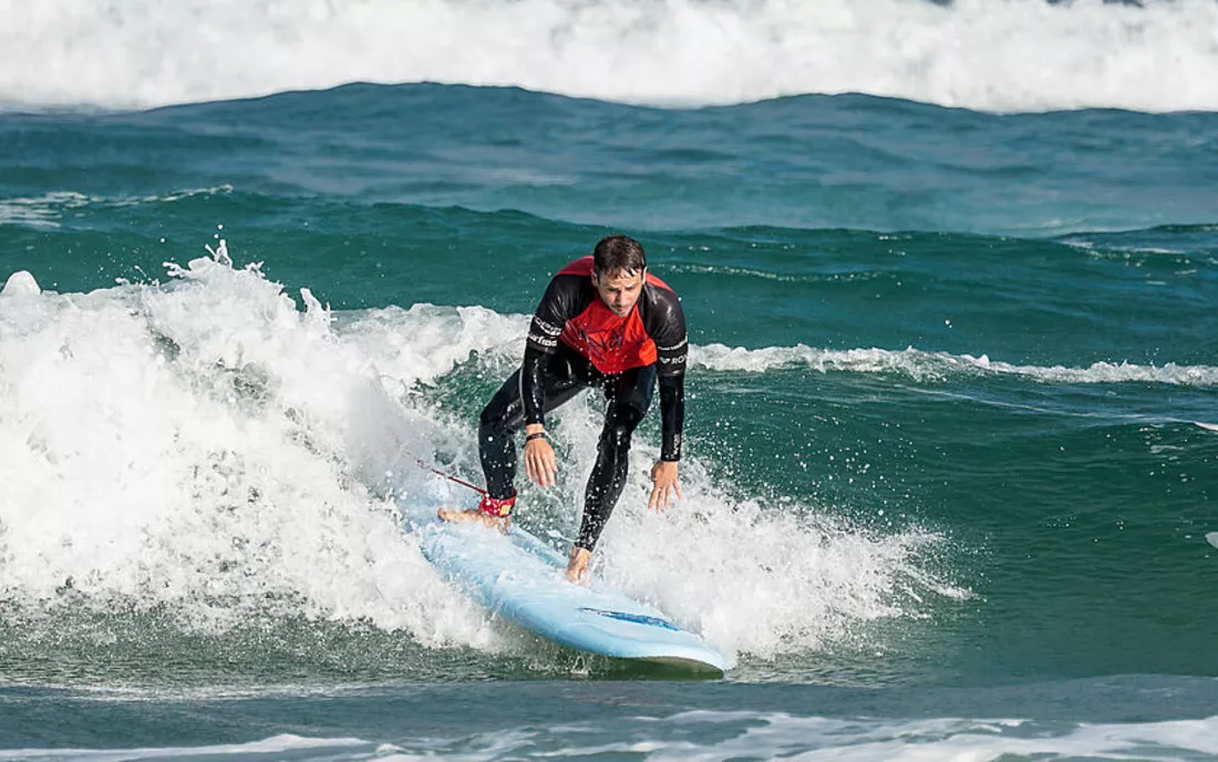 Surfer beim Surfen lernen im Surfkurs