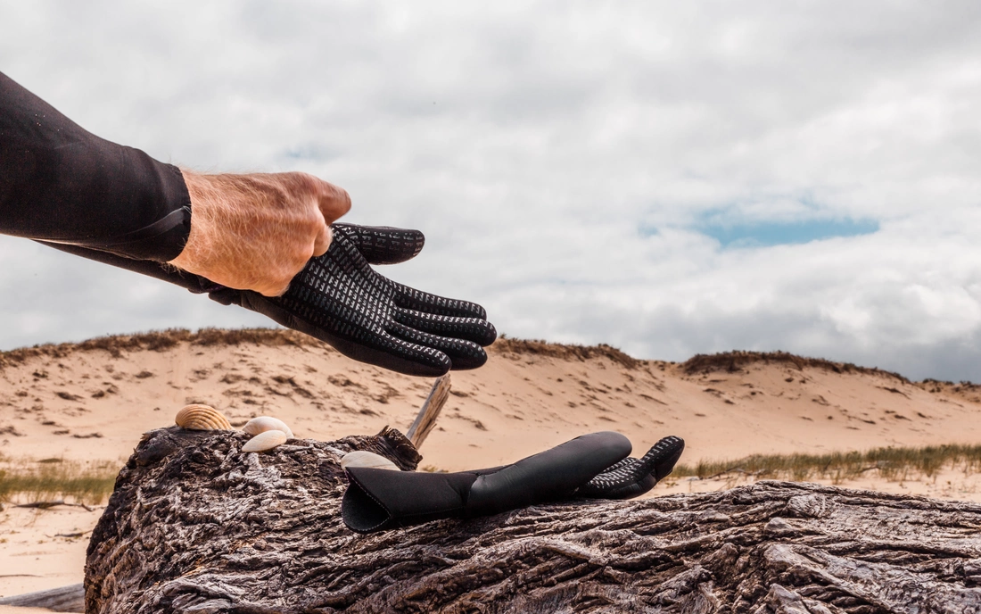 Auf Neopren Gloves wird auf der Handinnenfläche oft ein rutschfestes Material verklebt. Mehr Halt am Brett