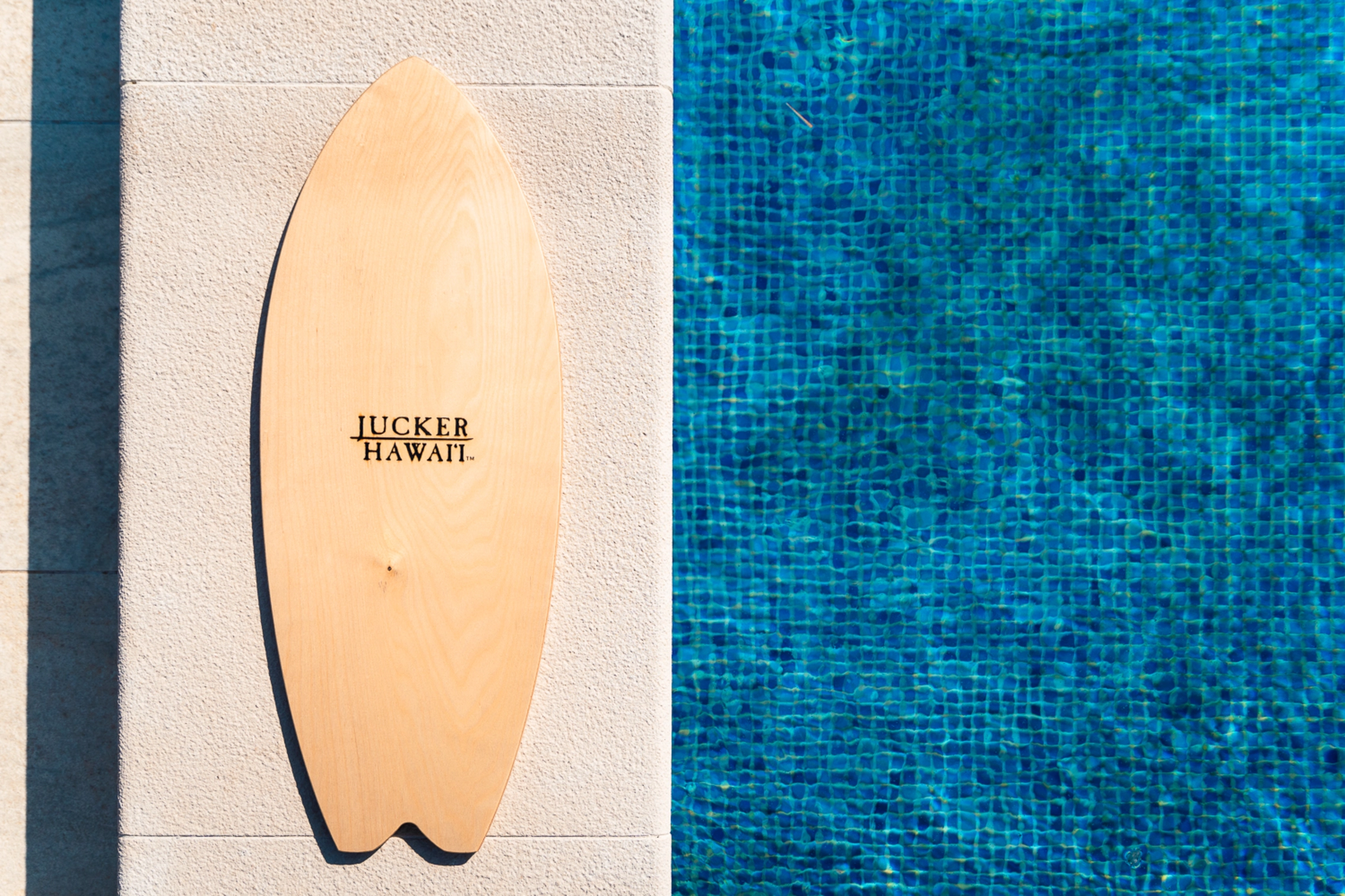 Balance Board aus Holz liegt am Pool von oben