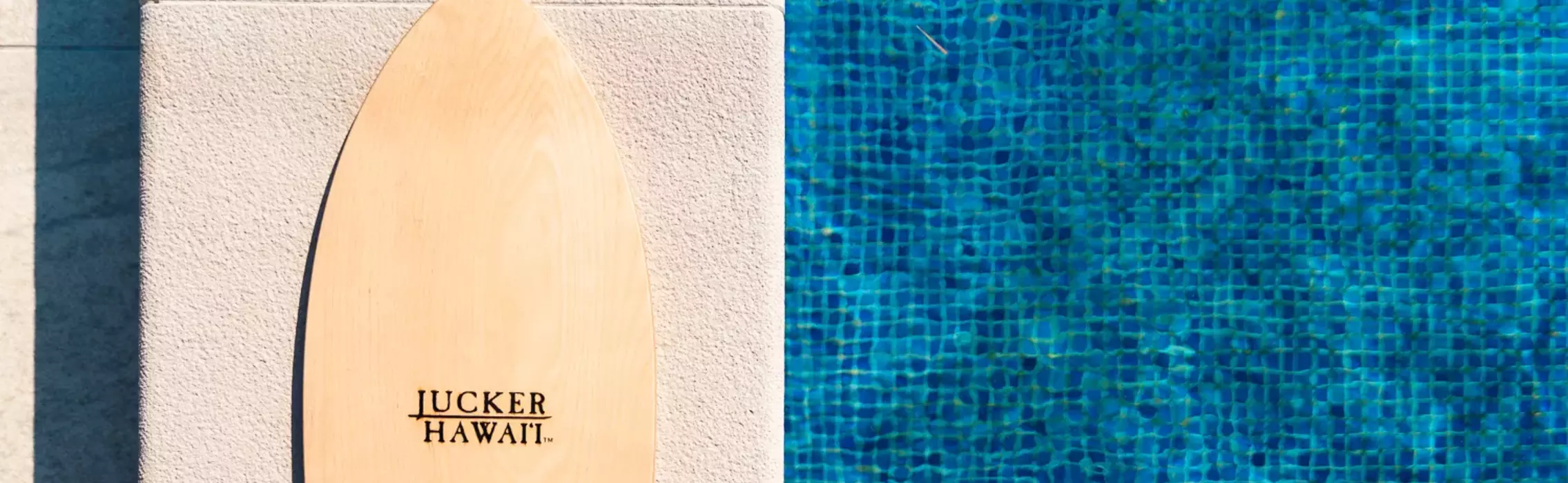 Balance Board aus Holz von oben neben Pool