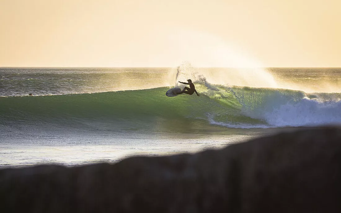 Surfer beim Surfen in Portugal