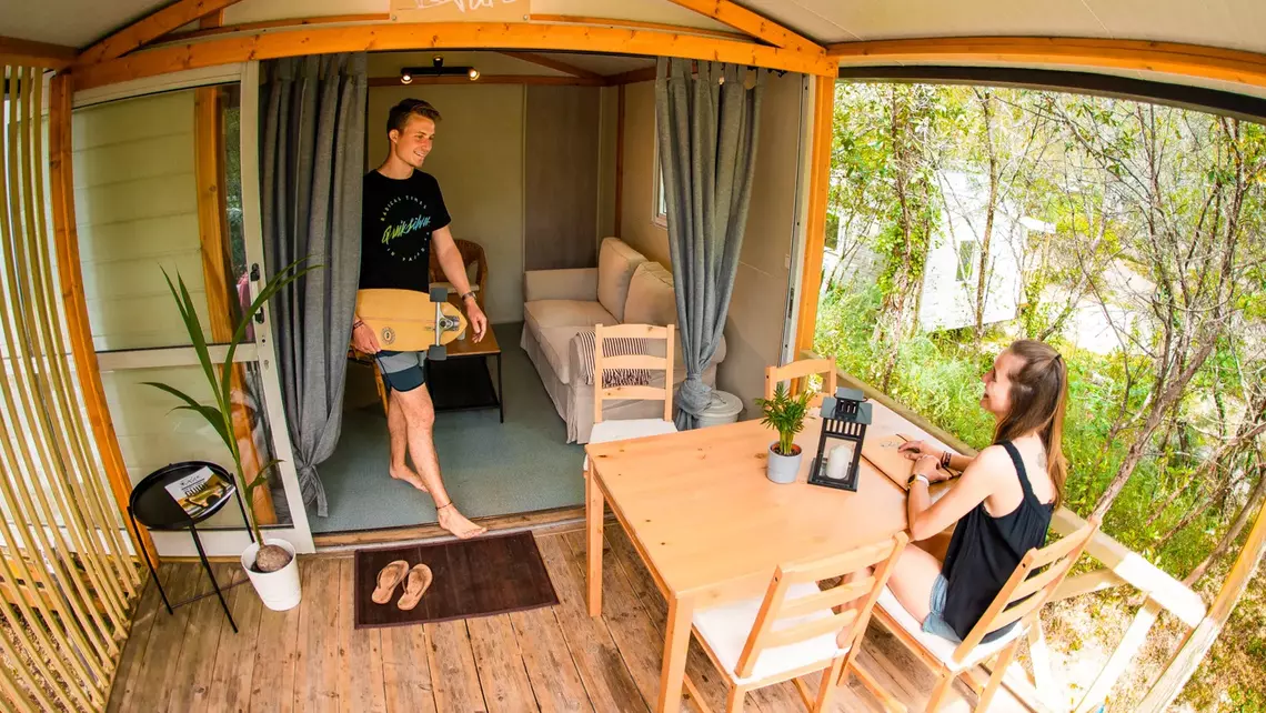 Surfcamp Gäste im MobileHome mit Holzterrasse