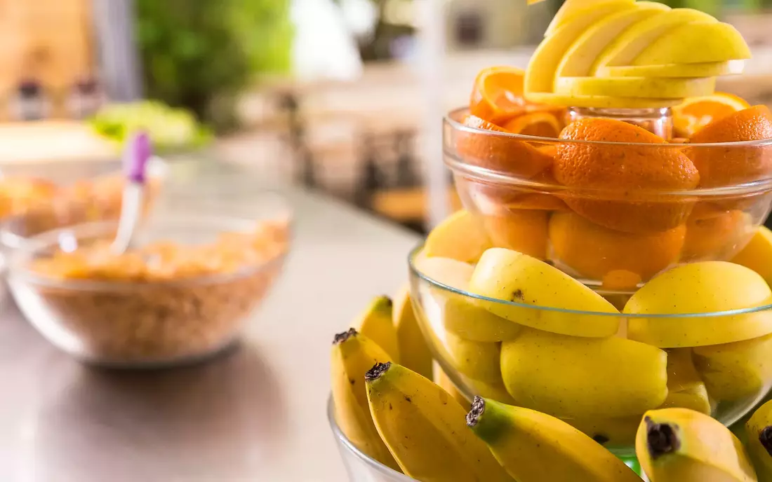 Müsli und Obst vor dem Wellenreiten