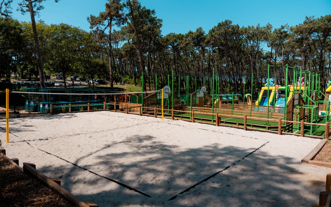 Das große Beachvolleyballfeld.