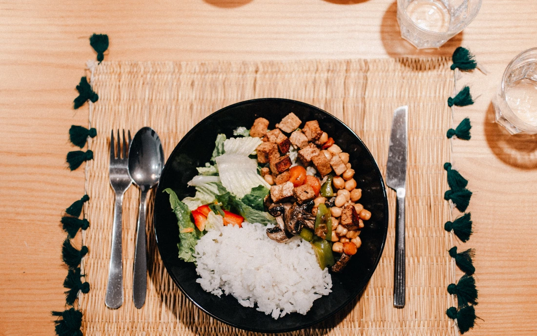 Leckere und reichhaltige Bowls mit Fleisch oder komplett vegan.