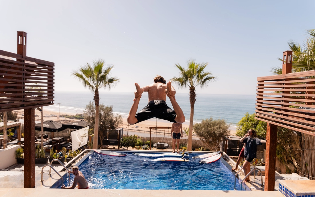 beim Sprung in den Pool den Surfspot checken
